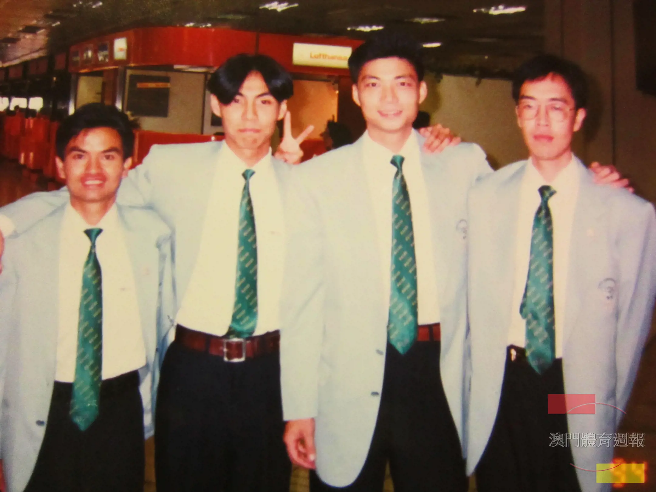 １０   李偉權 (左二)仍是澳門的男子公開組400米紀錄保持者，當年澳門田徑代表隊人強馬壯。.jpg